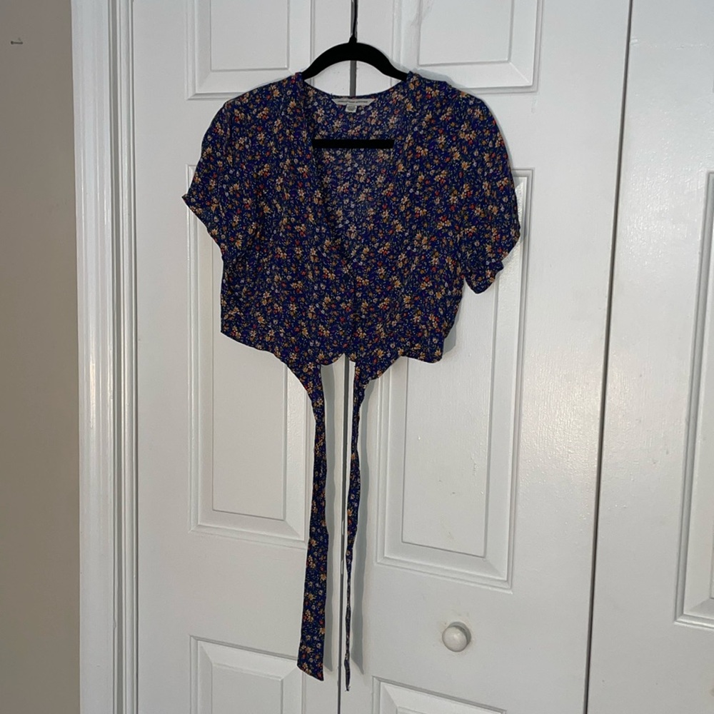 Country Coded Blue Floral Crop Top